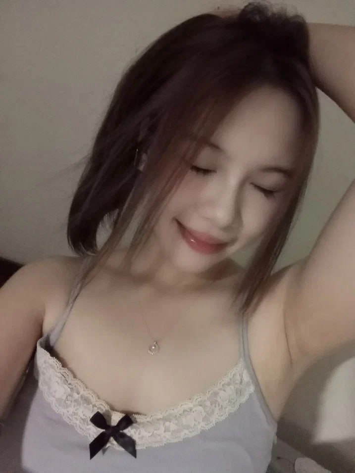 Ngủ nhờ nhà quản lý nữ tốt bụng sau khi trễ chuyến tàu về nhà với vợ