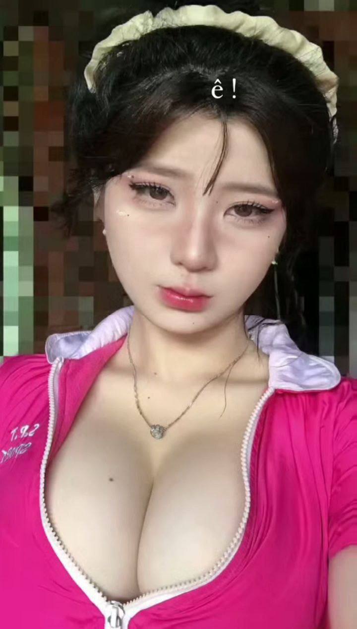 Người chị trưởng thành thật chu đáo. Cô ấy lau mồ hôi cho tôi trong khi cưỡi tôi và yêu cầu tôi không dùng bao cao su.