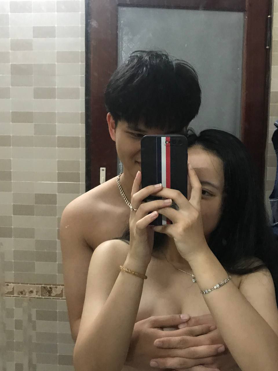 Nữ hoàng rất dễ thương và đang quan hệ tình dục với bạn của mình. Cô ấy muốn một 3p